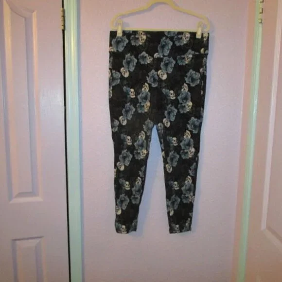 Torrid Pixie Skull Pants 1X Pull On Stretch Ponte Crop Whimsigoth Dark Floral - Picture 2 of 11